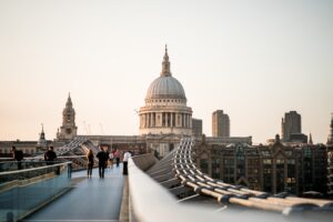 OMNES Education complète son offre de programmes courts internationaux avec le lancement de la Global Summer School (c) jonathan-chng-unsplash