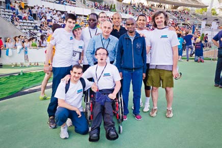 L’équipe Tremplin avec Stéphane Diagana, parrain du CDMGEU et Aladji Ba, sprinteur non voyant.