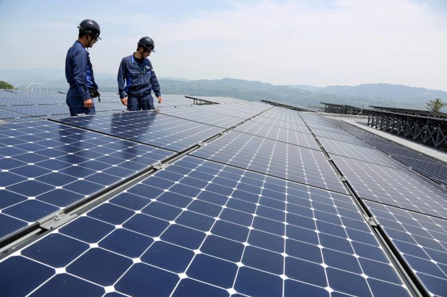 Installation de panneaux solaires Sunpower chez Sasyunkan co, Kumamoto, Japon. Crédits : ZAMORA PHILIPPE - TOTAL