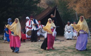 Arrivent les danseuses accompagnant la mariée...