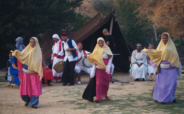 Arrivent les danseuses accompagnant la mariée...