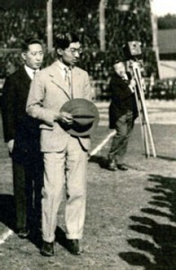 Le Prince Chichibu, jeune frère de Hirohito a été un sportif, et a soutenu le rugby au Japon