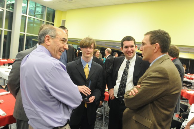 Antoine Amrouni-Keiling et Nicolas Duclert avec le directeur du département de simulation de l’université de Huntsville et le directeur de programme de l’université d’Huntsville