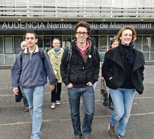 Etudiants sur le parvis d’Audencia