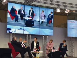 Table ronde sur les ETI au forum « Osons la France » avec de g. à d. : Jean-Luc Petithuguenin (Paprec ), John Persenda (Sphere ), l’animateur, Elizabeth Ducottet (Asmep -ETI) et Nicolas Dufourcq (Bpifrance ).