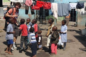 Difficile de passer inaperçu en plein tournage avec Access Afya dans le quartier de Mukuru à Nairobi au Kenya. Cyrille en profite pour faire une pause et amuser la galerie.