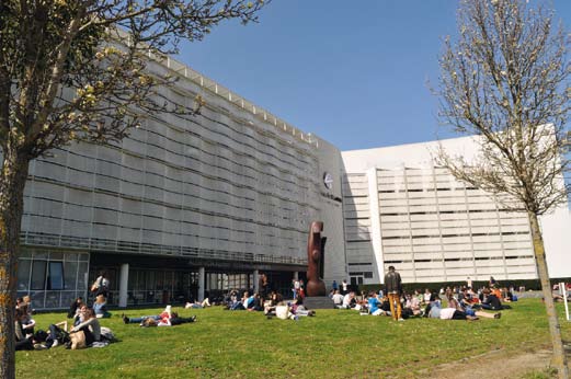 Le parvis d’Audencia