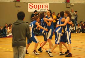 La joie des basketteuses victorieuses du tournoi