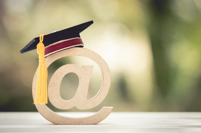 Le Groupe INSA ouvre la voie du diplôme d'ingénieur à distance (c) adobestock