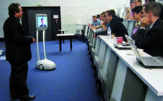 Le robot de télé-présence BEAM a été testé au sein du LearningLab et est utilisé par un élève-centralien suite à un accident pour suivre et interagir en cours à distance.