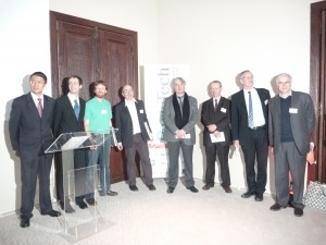 Les trois thésards et quelques chercheurs récompensés au cours de la soirée « La recherche à l'honneur » organisée le 12 janvier, entourent son président Cyrille Van Effenterre. © Andrea Danti - Fotolia