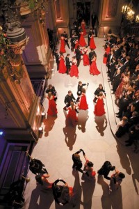 Le quadrille des lanciers au pied du grand escalier de l’Opéra Garnier : les X se mettent au pas de danse