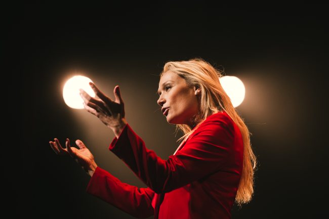 Dans son nouveau spectacle l’humoriste Caroline Vigneaux prône un féminisme de réconciliation - © Nicko Guihal