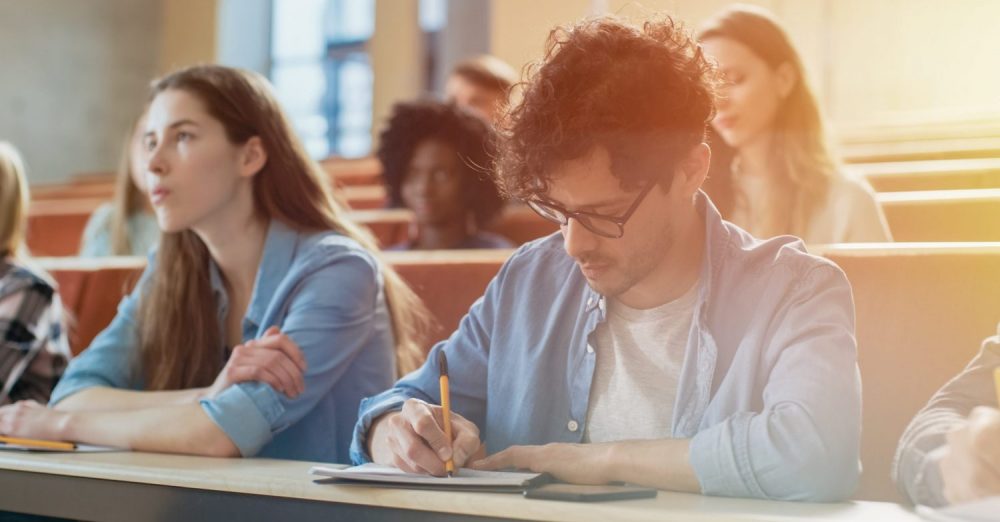 ESLSCA Business School Paris enrichit son offre destinée aux professionnels avec 4 nouvelles formations (c) AdobeStock