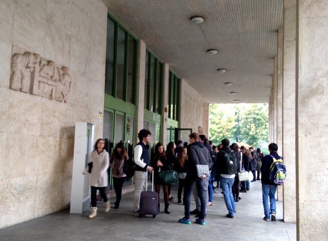 étudiants entrée Bocconi