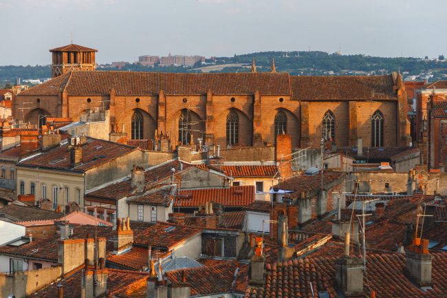 Principalement construite en brique, Toulouse est surnommée la Ville rose pour ses couleurs chatoyantes.