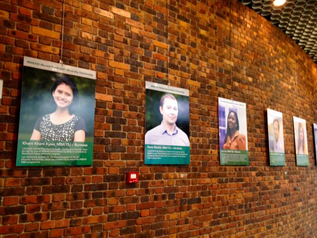 Les photos des bénéficiaires de bourses d’études de la Fondation dans le grand hall