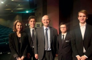 Le bureau de Tribunes autour de Pierre Moscovici (Violette, Raphaël, Adrien et Maxandre)