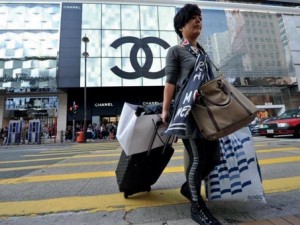 Les Chinois font leur shopping à Hong Kong