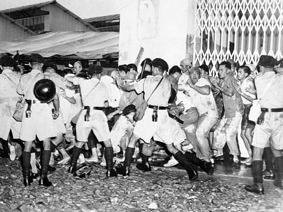 Répression armée des protestations chinoises à Singapour en 1964