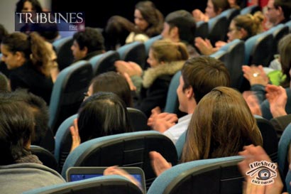 Des étudiants applaudissent MM. Dubrule et Pélisson