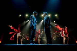 Acteurs-chanteurs, danseuses et musiciens en pleine représentation sur les planches du Déjazet